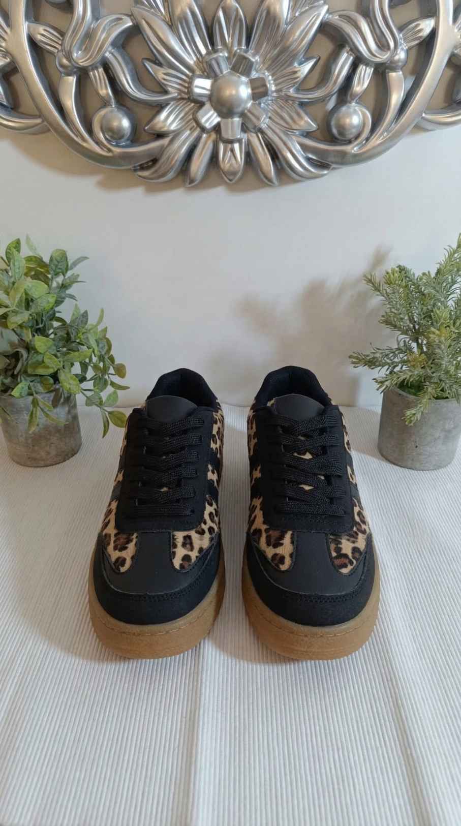 Tenis Urbanos Ref. CARLA - Estampado Animal Print y Detalles en Negro